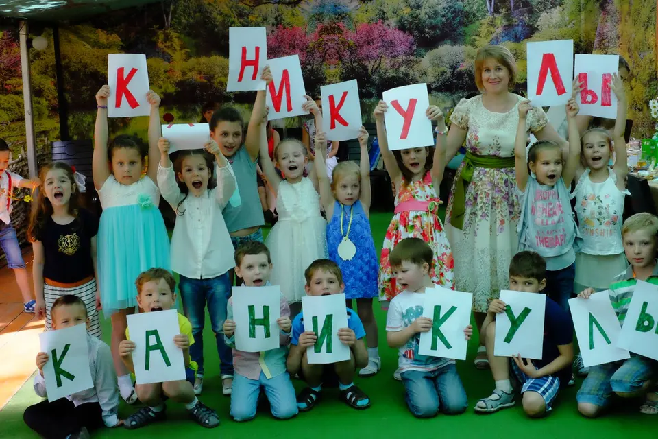 Дети и педагоги детского центра «Сказка» на празднике